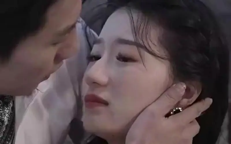 《他的金丝雀》：沉默的爱与救赎，战争阴影下的残酷爱情童话！